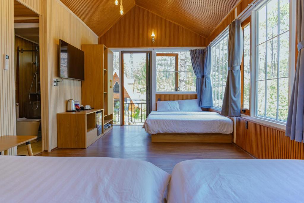Postel nebo postele na pokoji v ubytování Gemstone Villa Măng Đen