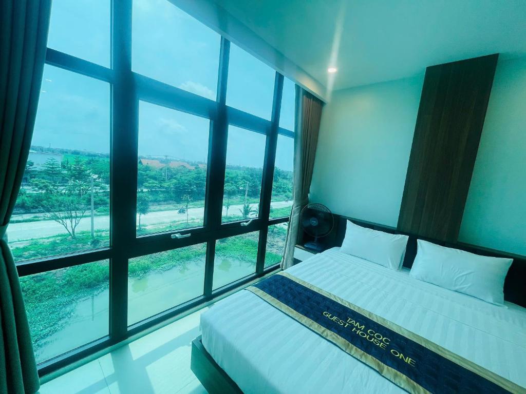 Postel nebo postele na pokoji v ubytování Tam Coc Guest House One & Hotel Ninh Binh