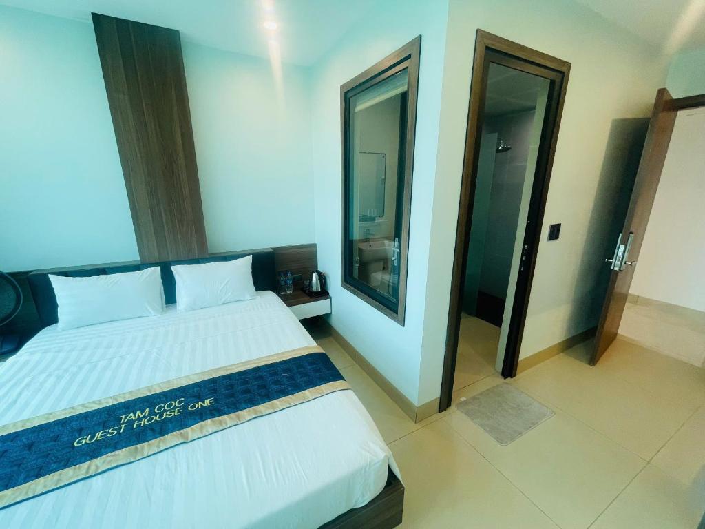 Postel nebo postele na pokoji v ubytování Tam Coc Guest House One & Hotel Ninh Binh