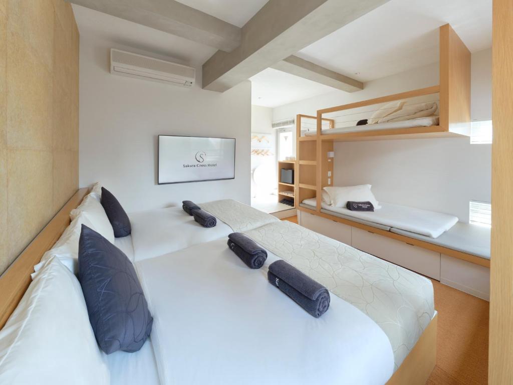 Postel nebo postele na pokoji v ubytování Sakura Cross Hotel Ueno Okachimachi