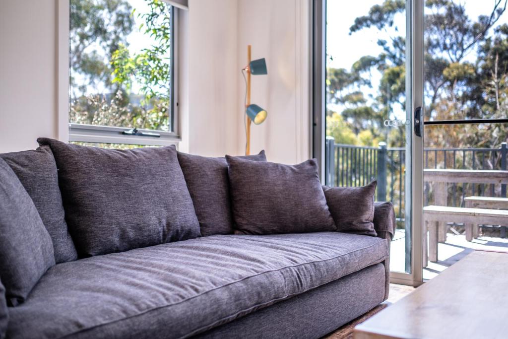 Posezení v ubytování Freycinet Haven- 4-bedroom house at the edge of the National Park & great views of the Hazards!