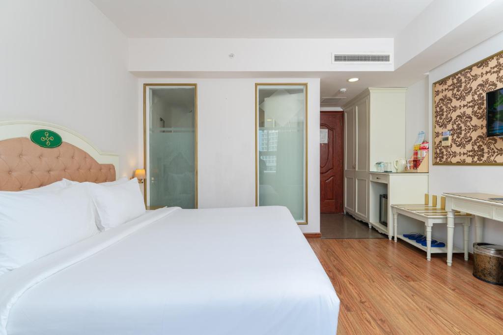Giường trong phòng chung tại Nha Trang Prince Hotel
