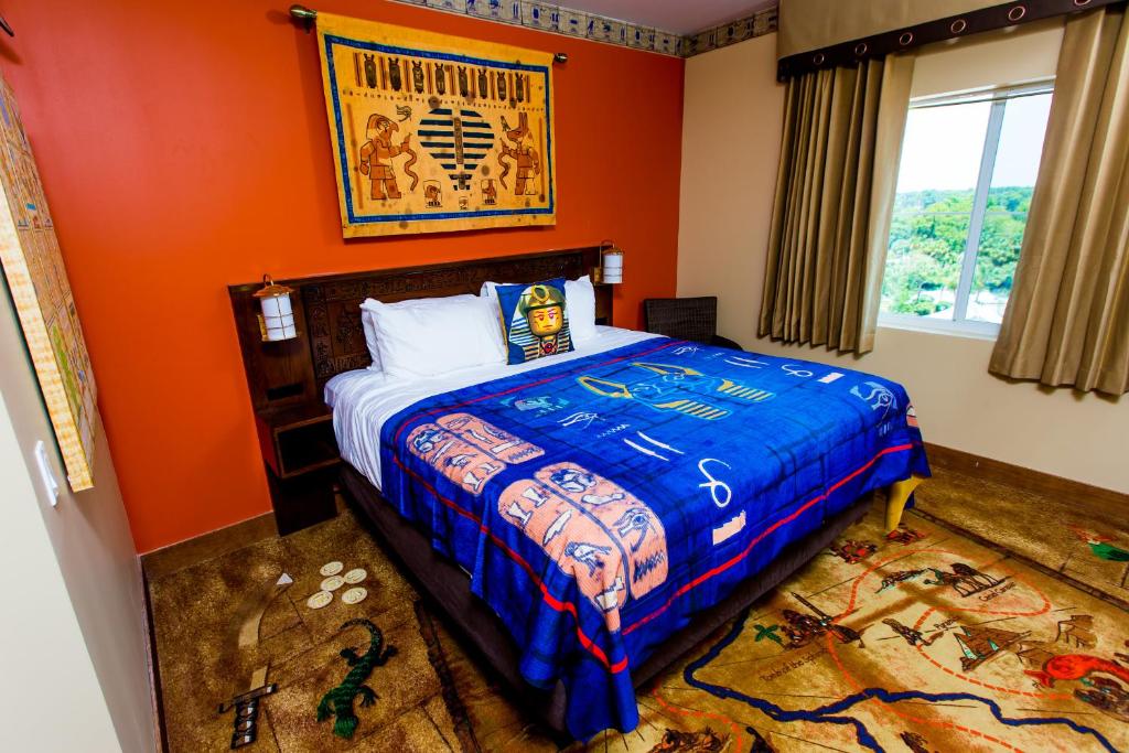 Una cama o camas en una habitación de LEGOLAND® Florida Resort