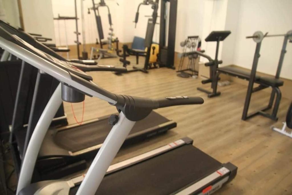 - une salle de sport avec plusieurs vélos d'exercice et un tapis de course dans l'établissement Sea Breeze Patong Holiday Condo, à Patong Beach