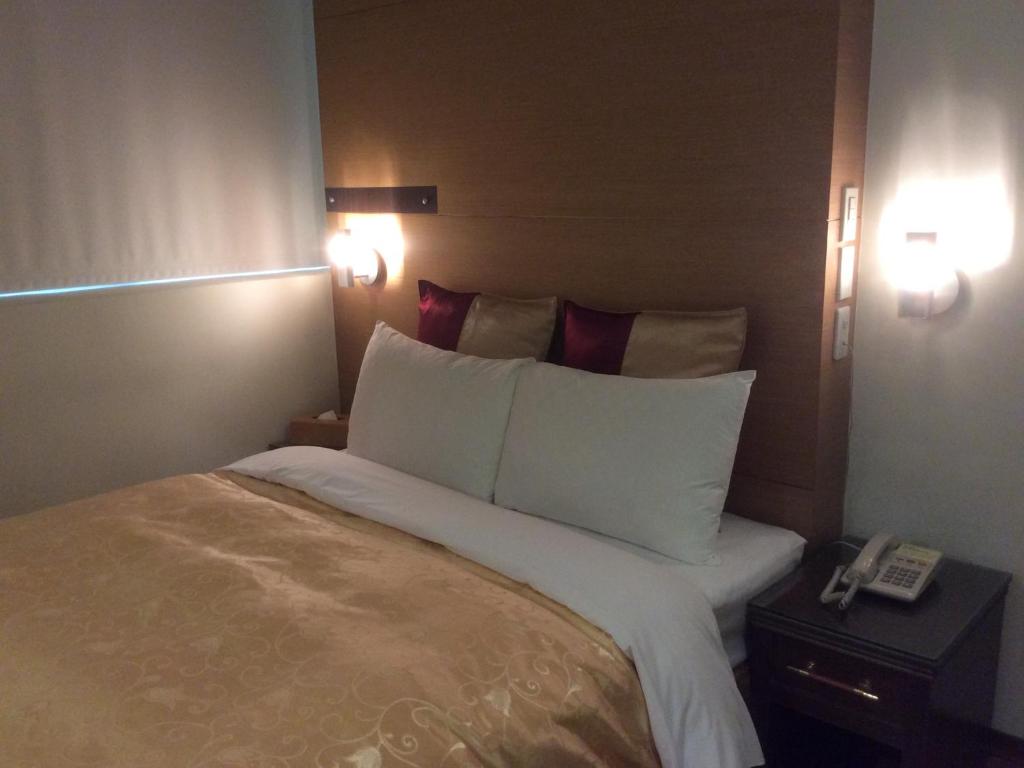 Postel nebo postele na pokoji v ubytování 紫園旅社Purple Garden Hotel