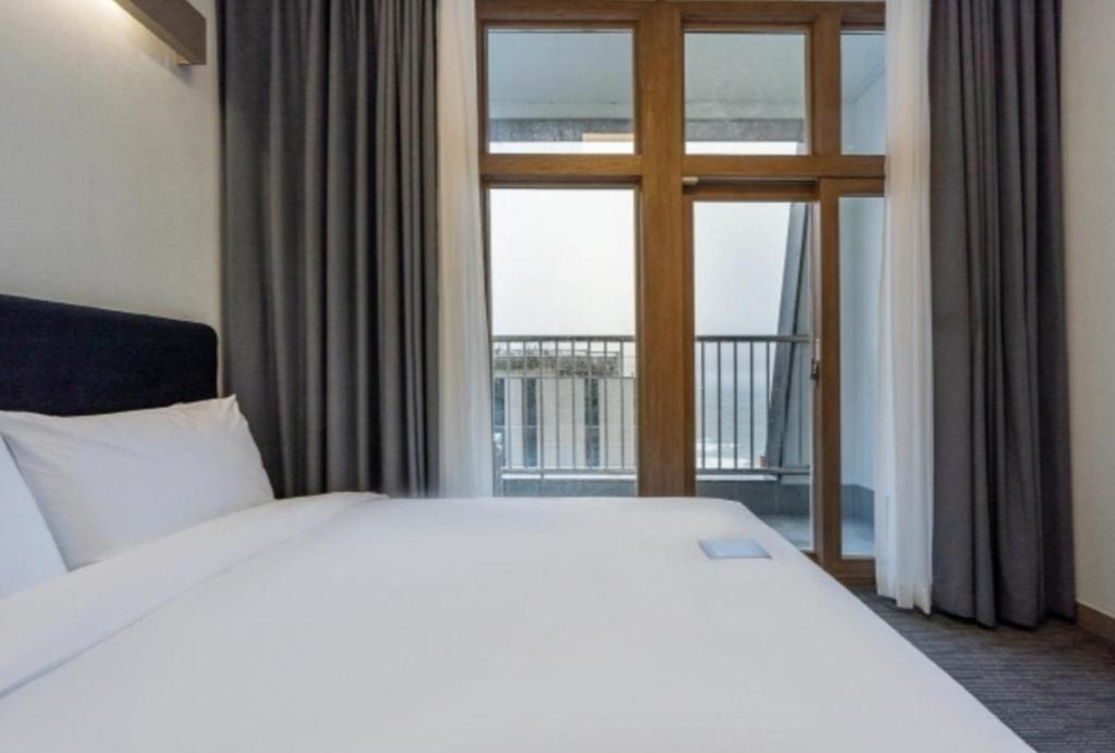 Кровать или кровати в номере Busan Haeundae Beach Ocean View Terrace Hotel