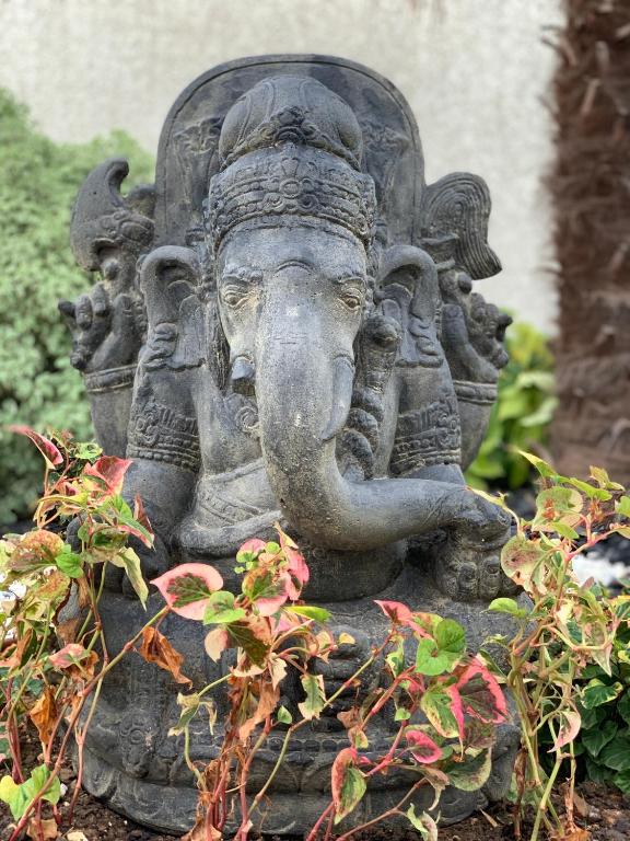 une statue d'éléphant dans un jardin dans l'établissement Villa GANESH à ROYAN, à Royan