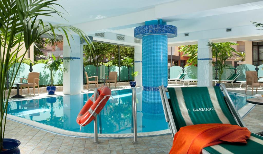 カットーリカにあるHotel Gabbianoの- ウォータースライダー付きのリゾートのプール