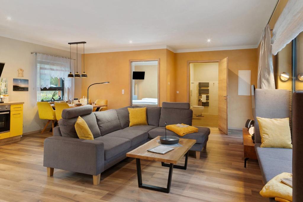 un soggiorno con un divano e un tavolo di Ferienhaus Milchstraße mit Sternenblick a Lochow