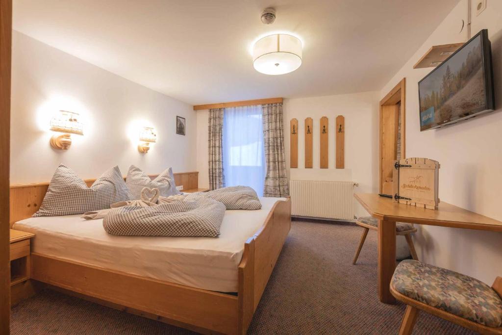 Postel nebo postele na pokoji v ubytování Die Schlickeralm