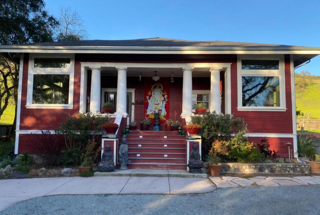 Το κτήριο όπου στεγάζεται  η παραθεριστική κατοικία