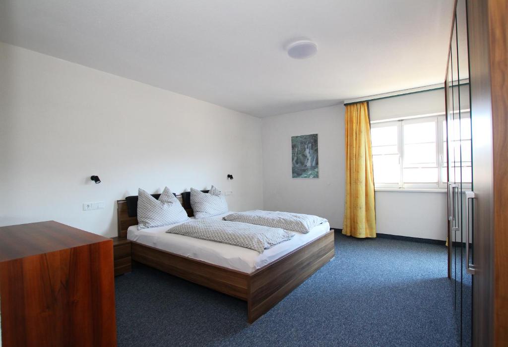 sypialnia z łóżkiem i oknem w obiekcie Ferienwohnung Wolfsberg w mieście Reutte