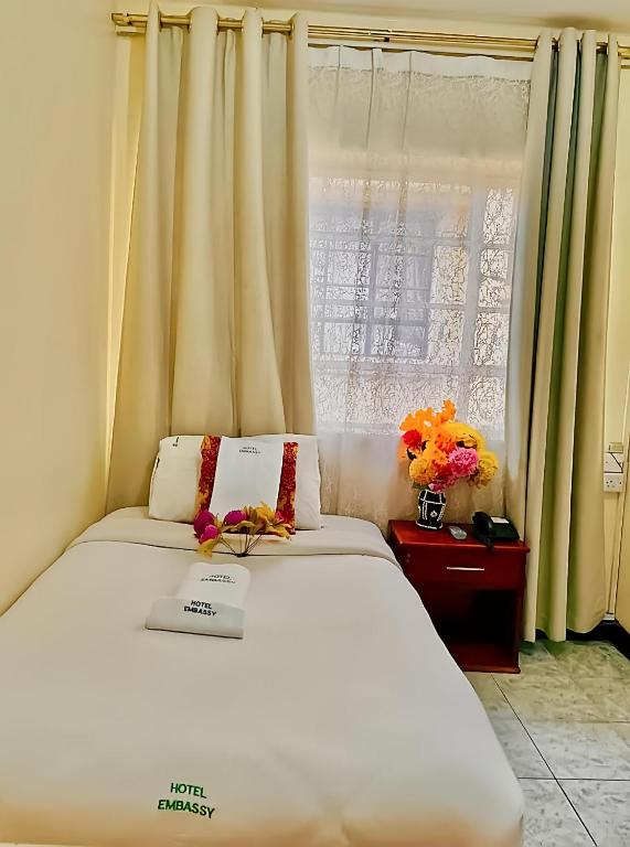 Postel nebo postele na pokoji v ubytování Hotel Embassy