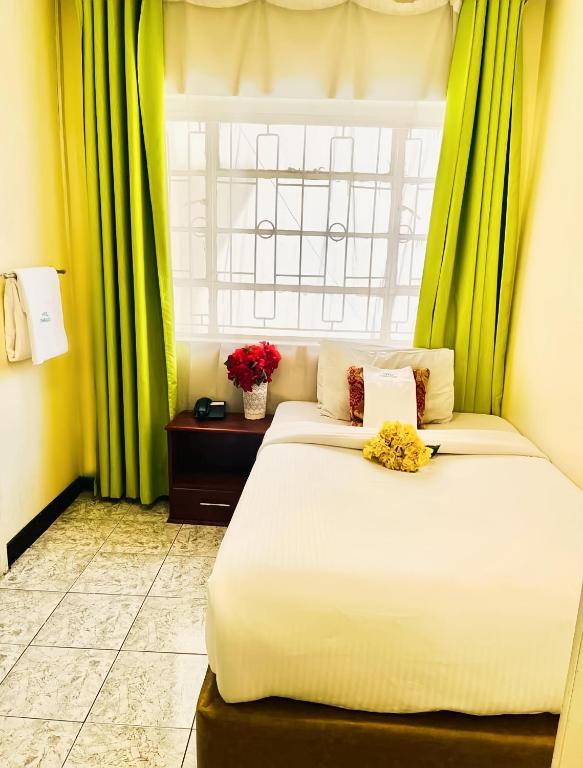 Postel nebo postele na pokoji v ubytování Hotel Embassy