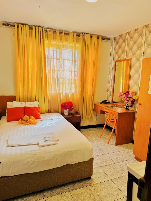 Postel nebo postele na pokoji v ubytování Hotel Embassy