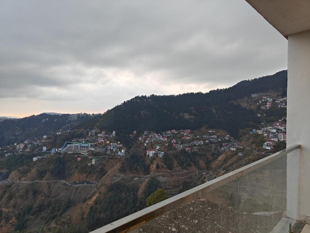 - une vue sur une ville sur une montagne dans l'établissement The Mirage Simla, à Shimla