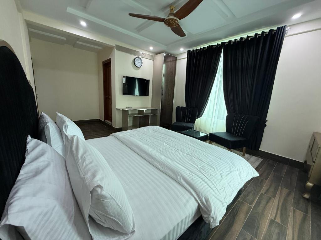 Postel nebo postele na pokoji v ubytování Harriot Hotel Skardu
