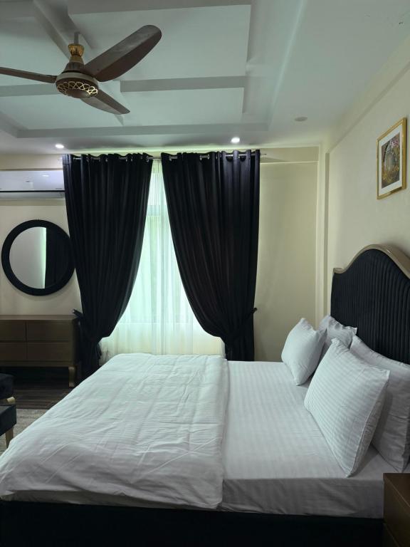 Postel nebo postele na pokoji v ubytování Harriot Hotel Skardu