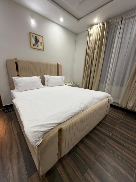 Postel nebo postele na pokoji v ubytování Harriot Hotel Skardu