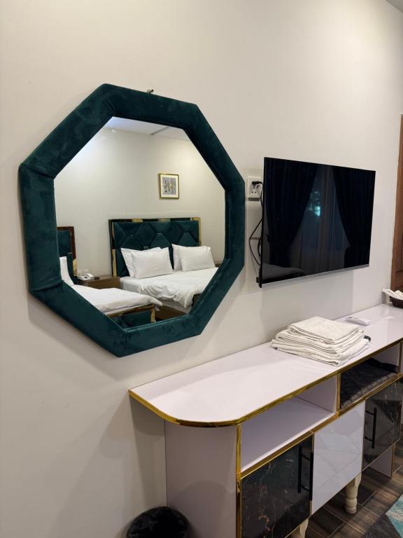TV a/nebo společenská místnost v ubytování Harriot Hotel Skardu