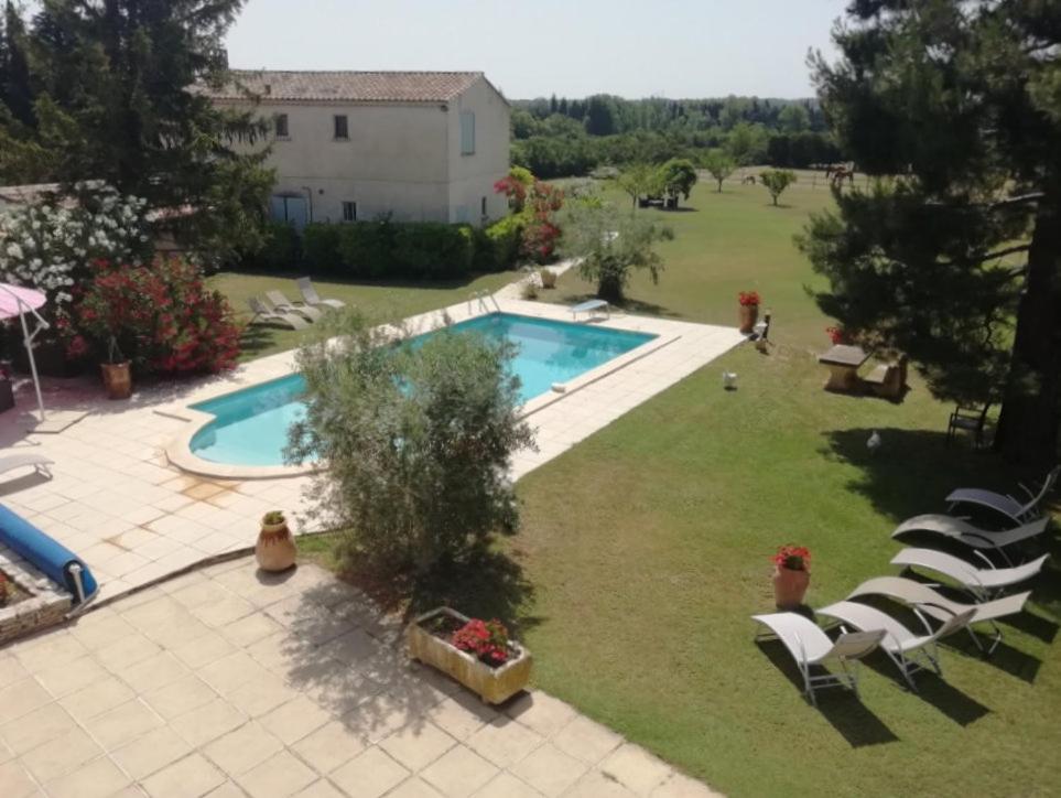 une image d'une piscine dans une cour dans l'établissement Gîte Emma, à Mouriès