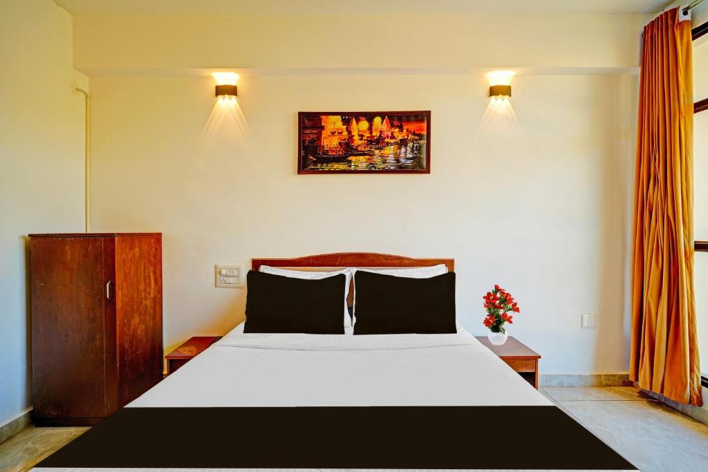 Postel nebo postele na pokoji v ubytování Super Townhouse Madikeri Fort Formerly Hotel Raj