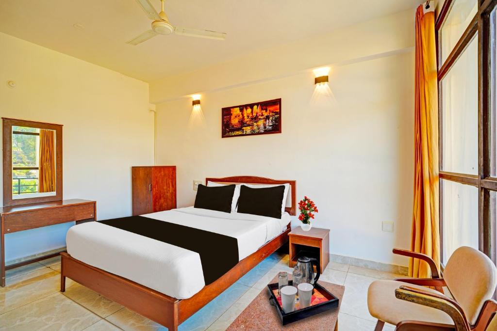 Postel nebo postele na pokoji v ubytování Super Townhouse Madikeri Fort Formerly Hotel Raj
