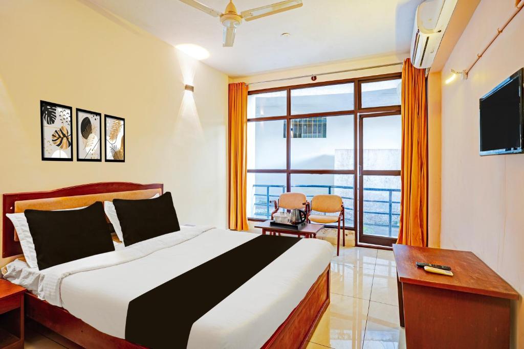 TV a/nebo společenská místnost v ubytování Super Townhouse Madikeri Fort Formerly Hotel Raj