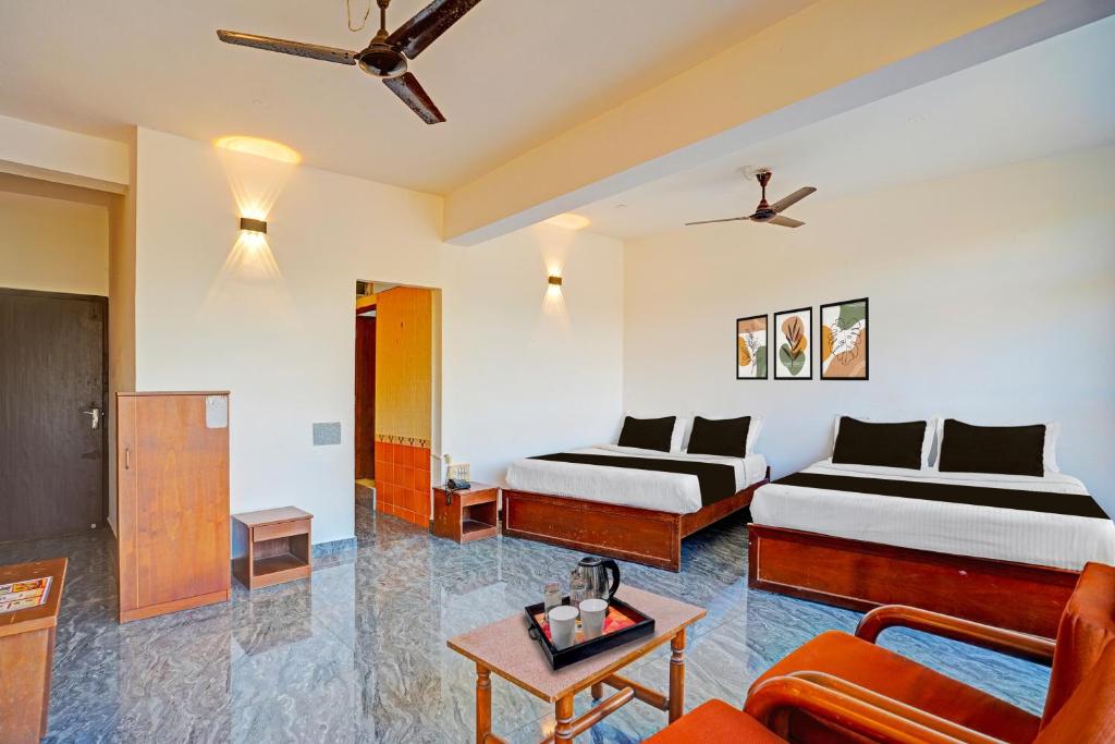 Postel nebo postele na pokoji v ubytování Super Townhouse Madikeri Fort Formerly Hotel Raj