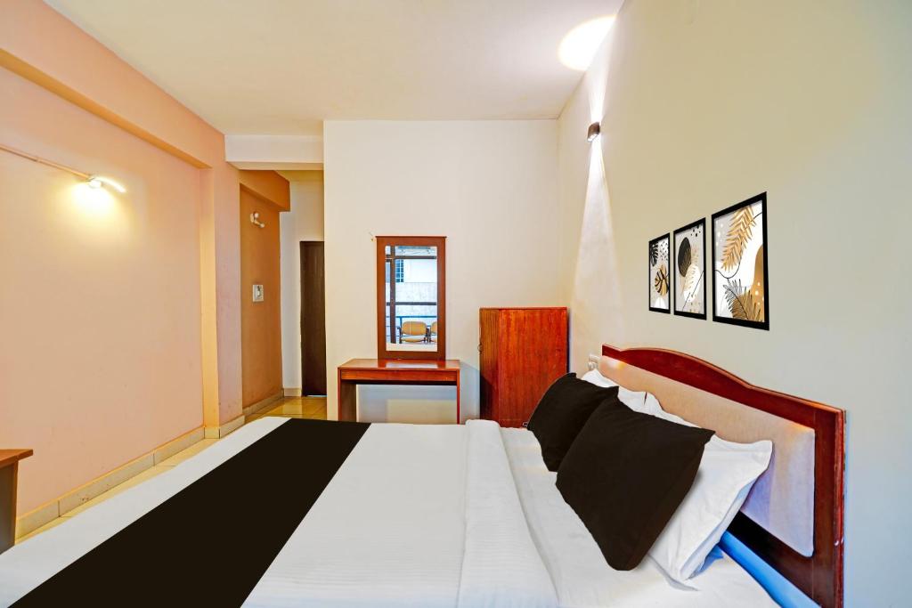 Postel nebo postele na pokoji v ubytování Super Townhouse Madikeri Fort Formerly Hotel Raj