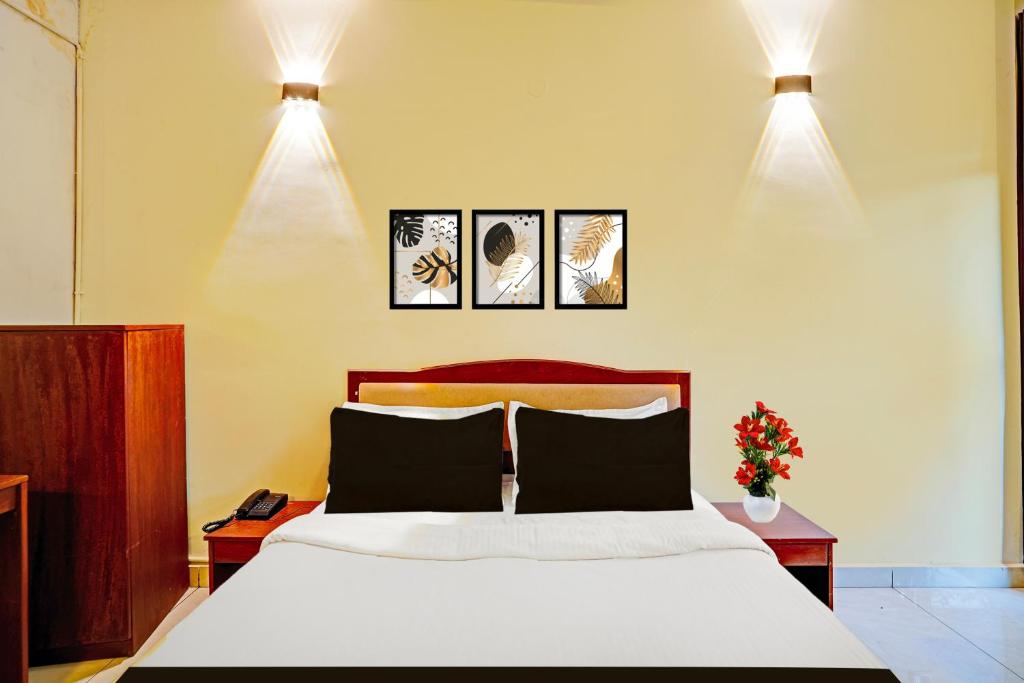 Postel nebo postele na pokoji v ubytování Super Townhouse Madikeri Fort Formerly Hotel Raj