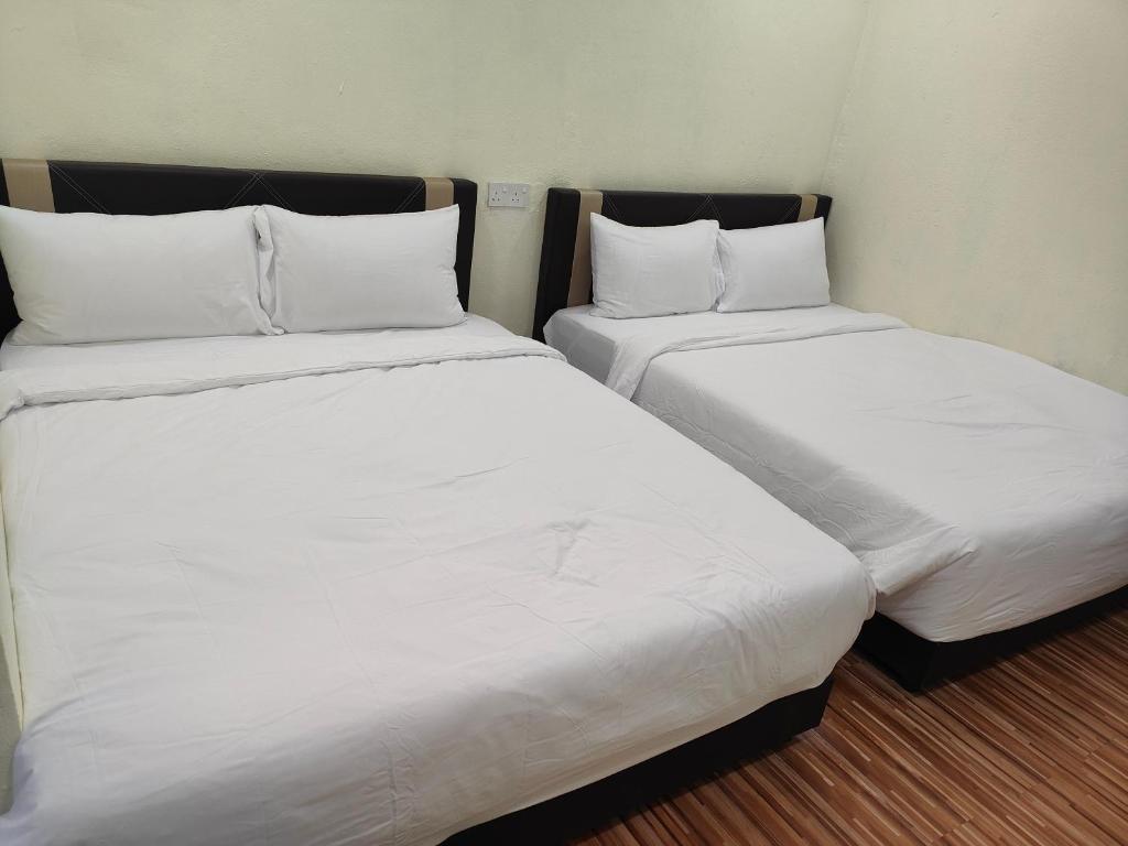 Giường trong phòng chung tại Reds Roomstay Pantai Penarik 2