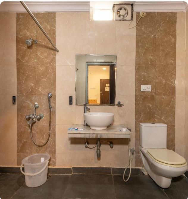 Koupelna v ubytování Blossom Rooms Hotel Abhi Residency - Opp Cyber Tower- a Luxury Collection Hotel- Free Early Check-ins