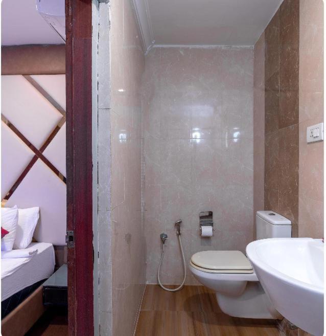 Koupelna v ubytování Blossom Rooms Hotel Abhi Residency - Opp Cyber Tower- a Luxury Collection Hotel- Free Early Check-ins