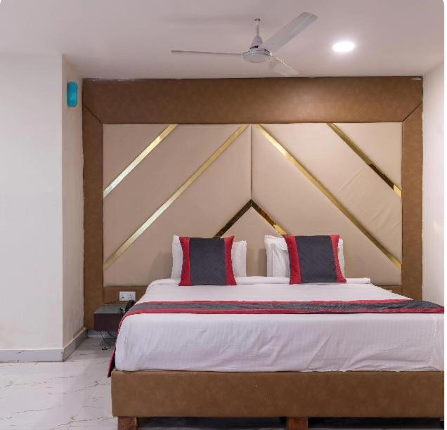 Postel nebo postele na pokoji v ubytování Blossom Rooms Hotel Abhi Residency - Opp Cyber Tower- a Luxury Collection Hotel- Free Early Check-ins
