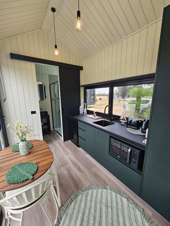 Kuchyň nebo kuchyňský kout v ubytování Halls Haven Holiday Units