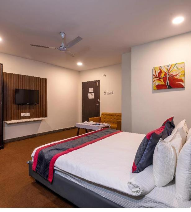 Postel nebo postele na pokoji v ubytování Blossom Rooms Hotel Abhi Residency - Opp Cyber Tower- a Luxury Collection Hotel- Free Early Check-ins