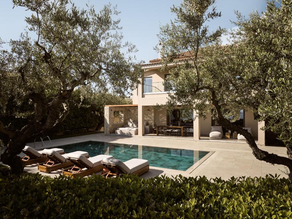 Basen w obiekcie Cielo villas - An Authentic Mediterranean Living lub w pobliżu