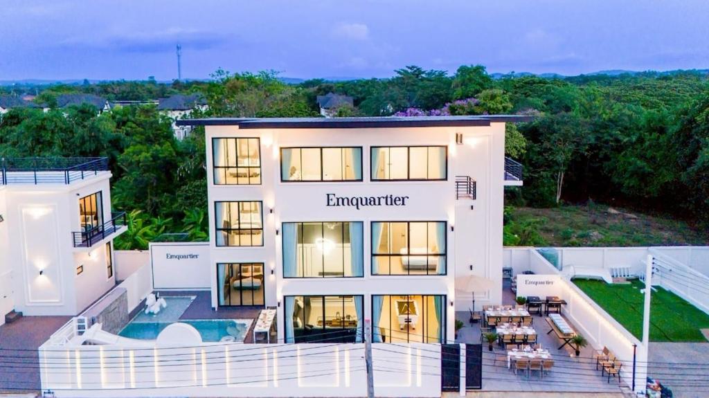 une vue aérienne d'une maison avec piscine dans l'établissement Emquatier Pool Villa Pattaya, à Ban Huai Yai