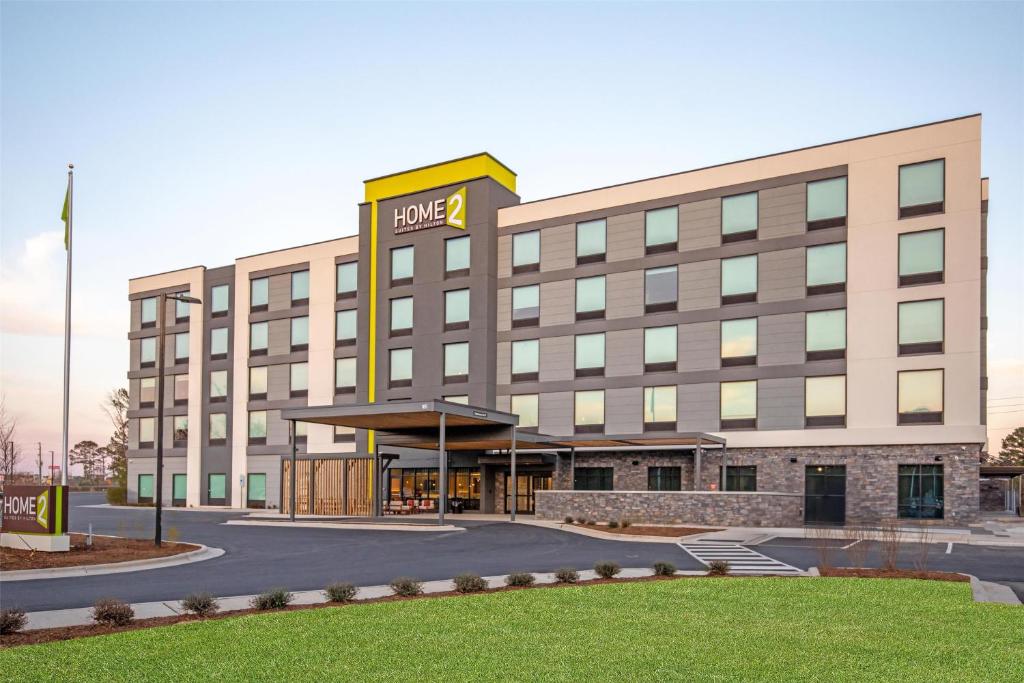 史密斯菲尔德Home2 Suites By Hilton Smithfield Selma的一家前面有招牌的酒店
