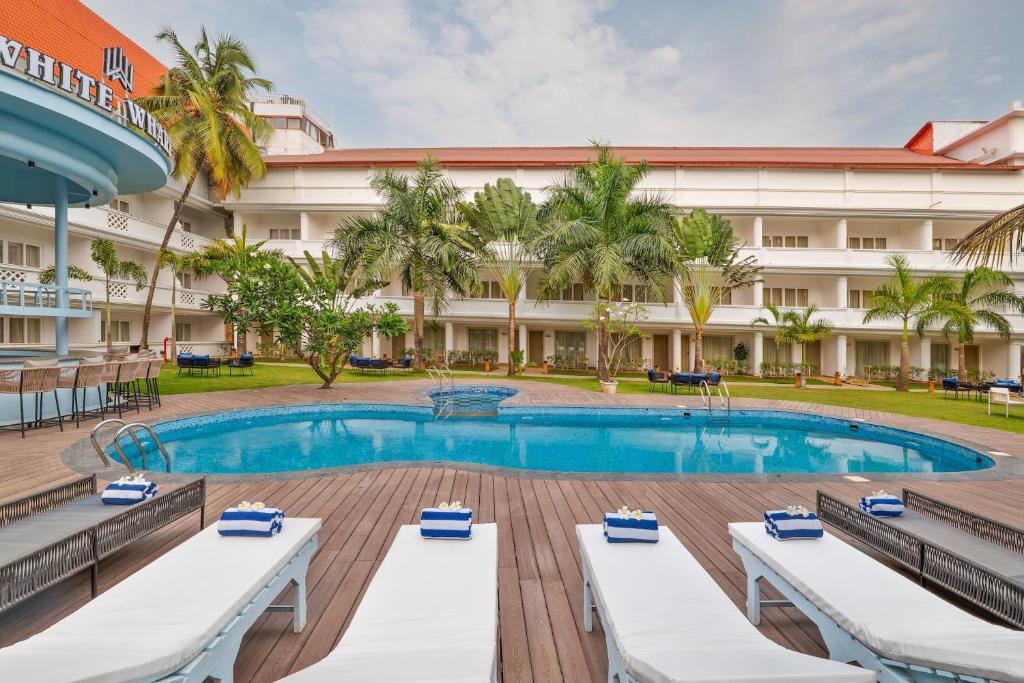 Bazén v ubytování White Wharf Beach Resort Morjim Goa nebo v jeho okolí