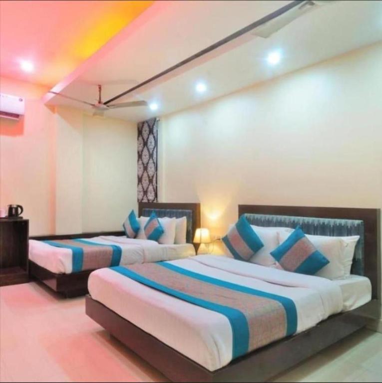 Postel nebo postele na pokoji v ubytování Hotel Shiva Intercontinental -New Delhi Railway Station