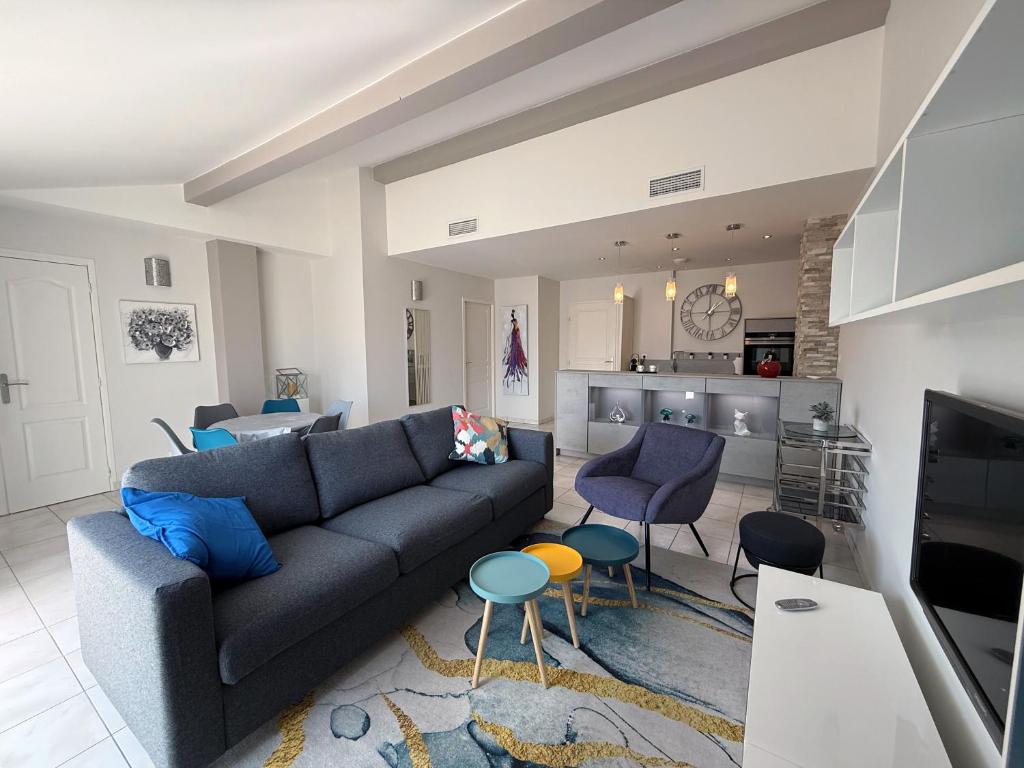 un salon avec un canapé et une cuisine dans l'établissement Tout à pied & farniente ! Appartement lumineux avec terrasse, à Sainte-Maxime