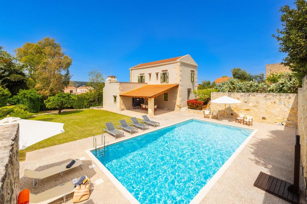 eine Villa mit Swimmingpool und ein Haus in der Unterkunft Villa Nafsika in Vamos