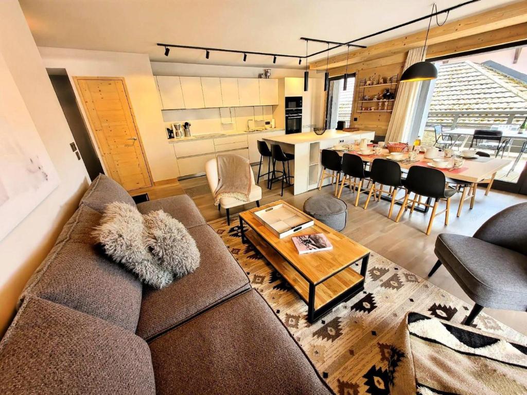 un salon avec un canapé et une table dans l'établissement Chalet 1839 - Emplacement idéal entre centre et pistes MAE-2413, aux Gets