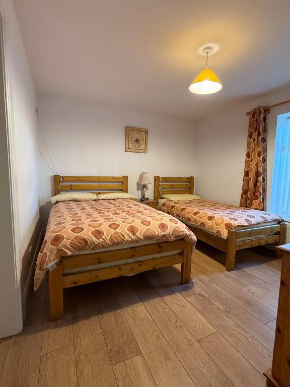 Postel nebo postele na pokoji v ubytování ONeills Apartments