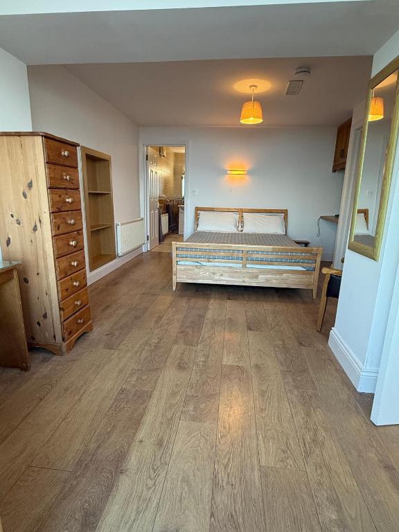 Postel nebo postele na pokoji v ubytování ONeills Apartments