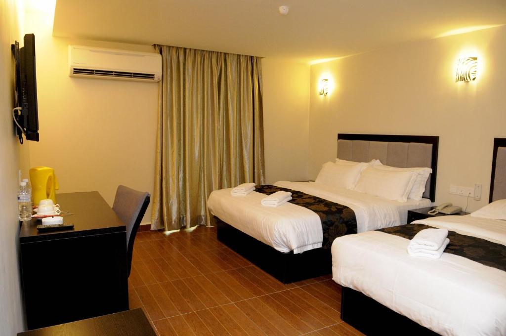 Postel nebo postele na pokoji v ubytování KK Waterfront Hotel
