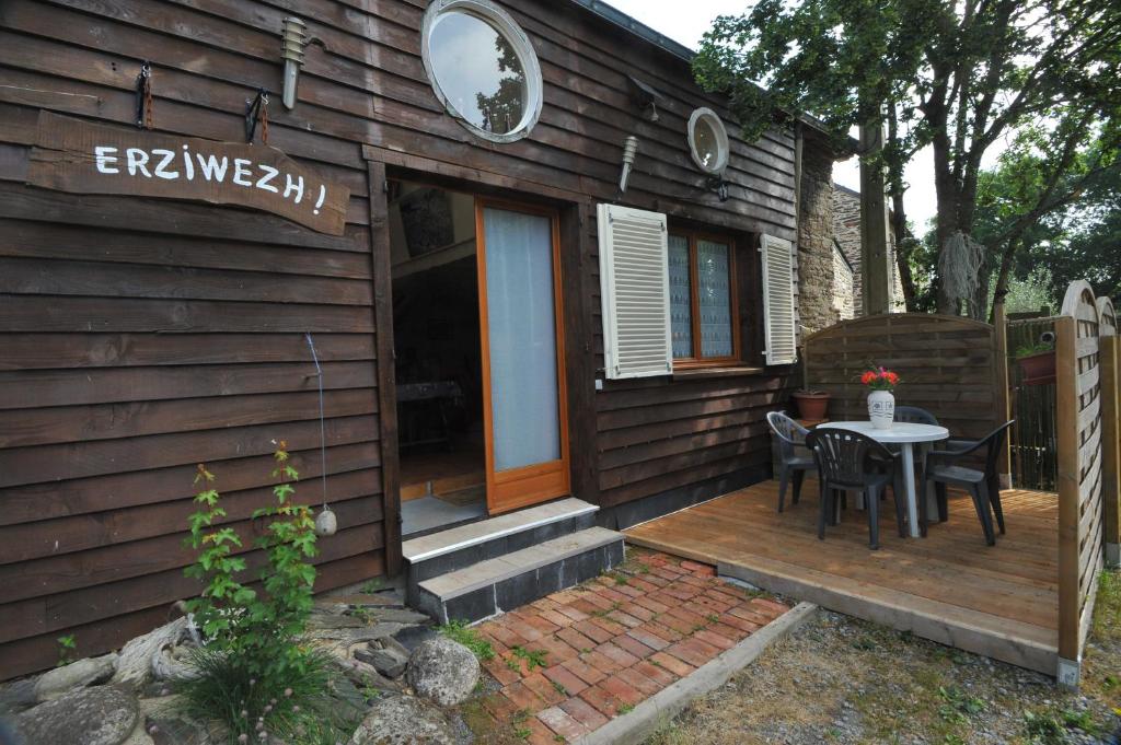 une petite maison avec une table sur une terrasse dans l'établissement gîte ERZIWEZH, à Sainte-Marie