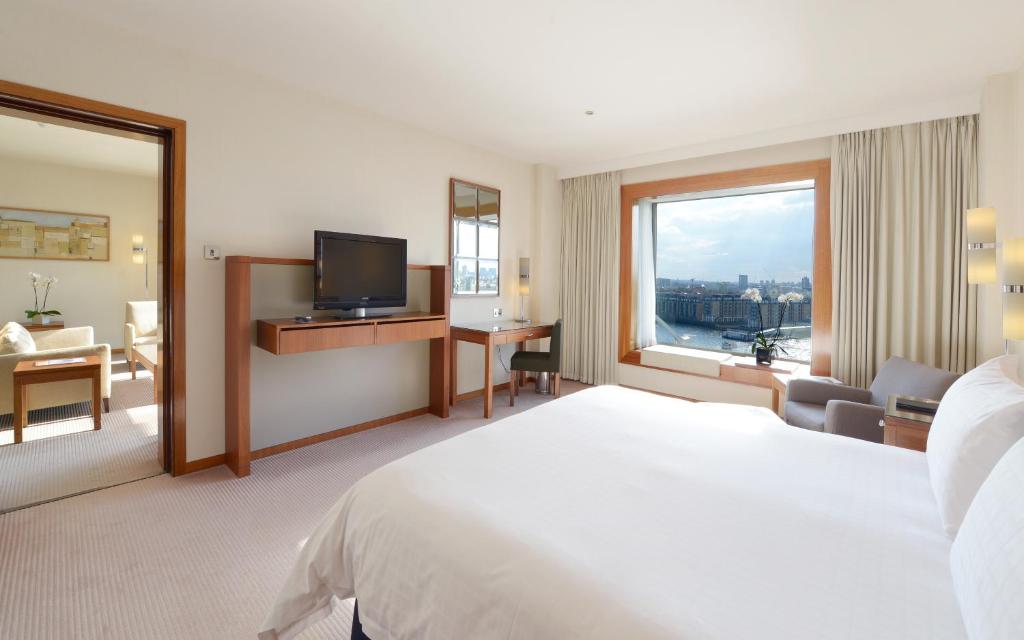 Uma TV ou centro de entretenimento em Canary Riverside Plaza Hotel